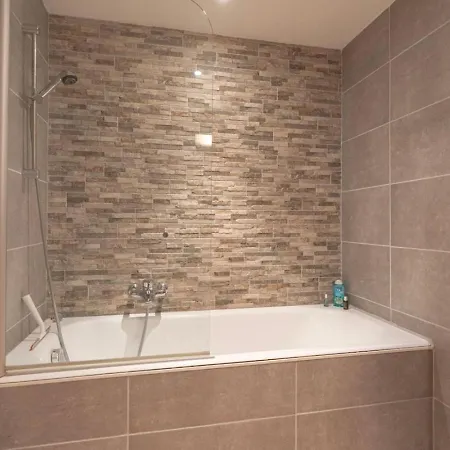 Cosy Piscine Vue Alpes Montana Appartement *