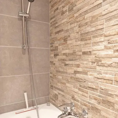 Cosy Piscine Vue Alpes Montana Appartement *